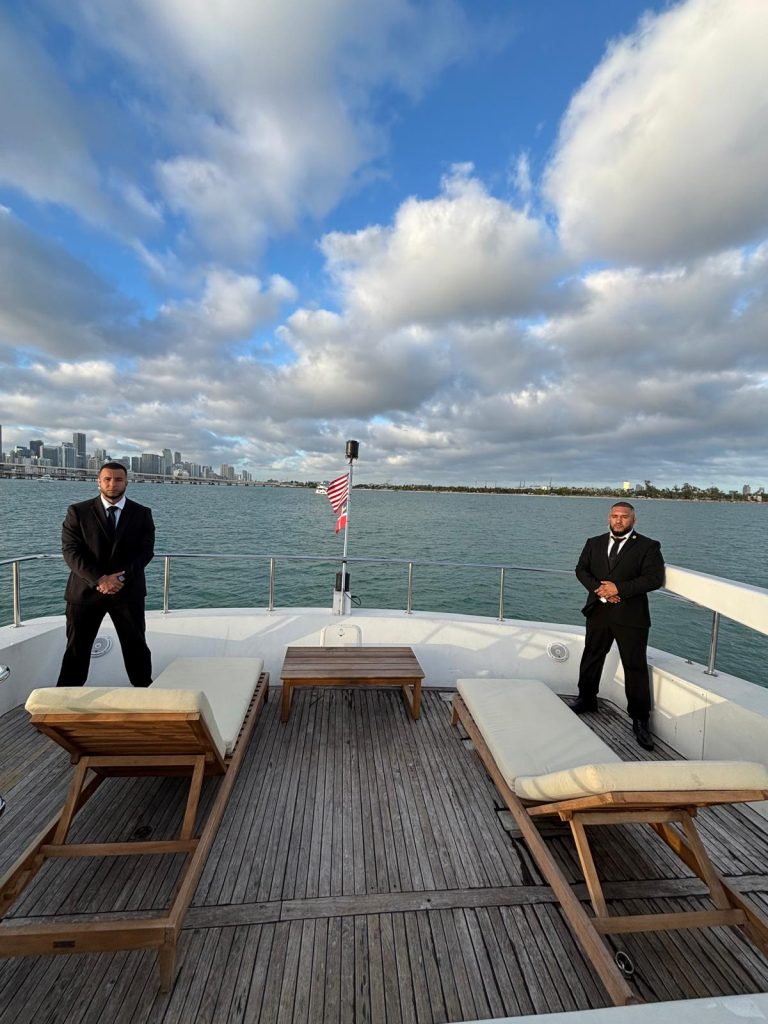 Agentes de V&D a bordo de un yate privado en Miami